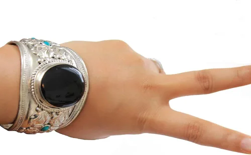Vista 4 de Pulsera ajustable de acero inoxidable chapado en argencio de ónix negro Joyería bohemia de Nepal, Piedra, Ónix