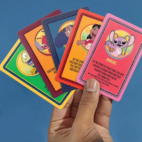 Vista 4 de Monopoly Deal: Edición Disney Stitch - Juego de cartas Basado en Lilo & Stitch de Disney Juegos de Disney para niños oficialmente licenciados