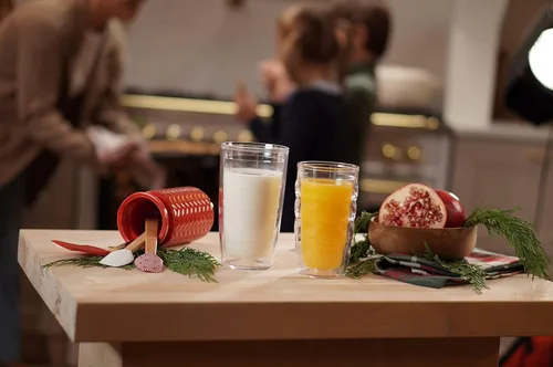 Vista 3 de Tervis Vaso aislado de doble pared transparente y colorido con tapa fabricado en Estados Unidos, taza de viaje mantiene las bebidas frías