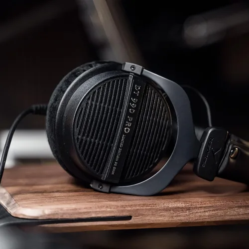 Vista 7 de beyerdynamic DT 990 Pro - Auriculares de diadema para monitor de estudio, sistema abierto, con cable (80 Ohmios, negro edición limitada)