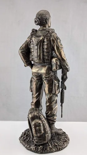 Vista 4 de VERONESE DESIGN Estatua de soldado femenino de 11 5/8 pulgadas Regalos militares Escultura de acabado de bronce de resina fundida en frío