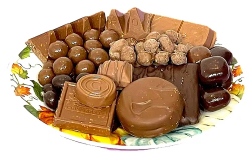 Vista 7 de Cesta de regalo gourmet de calabaza de Halloween de 33 piezas de chocolates artesanales, galletas, crujidos y aperitivos. Hecho a mano y perfecto