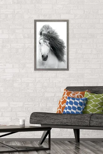 Vista 2 de Trends International Póster de pared de caballo en escala de grises, 14.725 x 22.375 pulgadas, versión enmarcada de madera de granero Versión