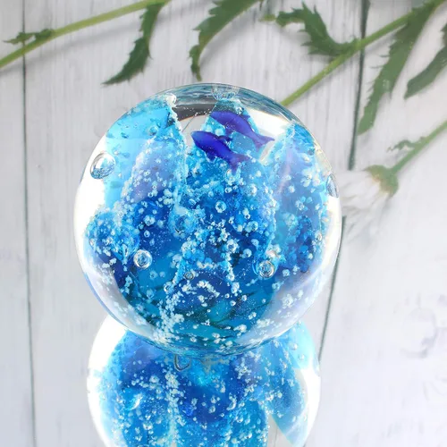 Vista 3 de Figura de bola de océano de vidrio artística pisapapeles soplado a mano pescado y coral mesa de oficina Fengshui Decoración 3.14 pulgadas (azul)