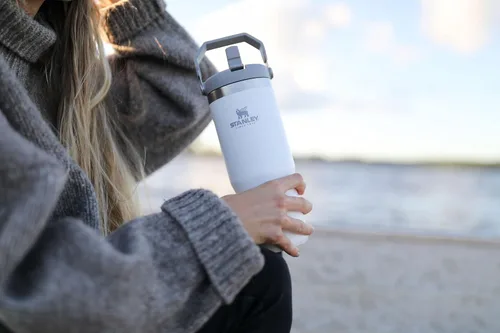 Vista 2 de Stanley IceFlow - Vaso con pajilla abatible con asa, 30 onzas, tapa giratoria y popote abatible, botella de agua resistente a fugas, acero