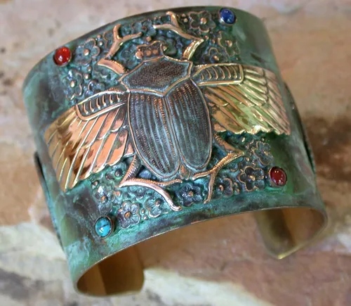Vista 4 de Elaine Coyne Collectible Artwear Patina Brass - Pulsera ancha con diseño de escarabajo egipcio, cornalina, ónix azul marino, turquesa, Latón