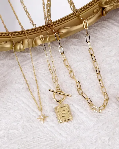 Vista 4 de MJartoria Collares con iniciales en capas para mujer, modernos, chapados en oro de 14 quilates, cadena de papel, collar sencillo con dije de Dorado