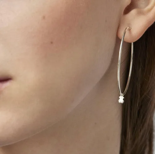 Vista 4 de TOUS Aretes tipo argolla en plata de ley con detalle de oso - Longitud 1.6in