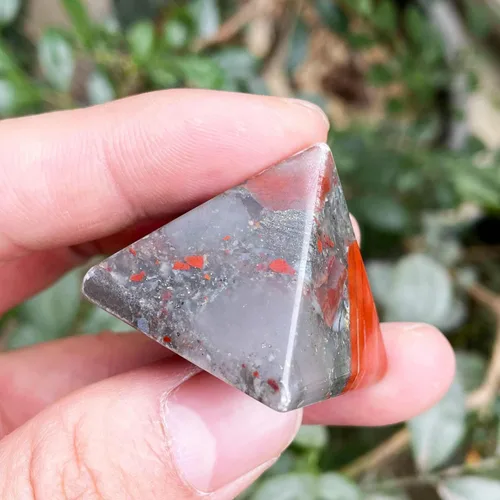 Vista 3 de Fekuar Pirámide de piedra de sangre de África natural, generador de energía positiva con punto de cristal curativo, equilibrio de chakras, reiki