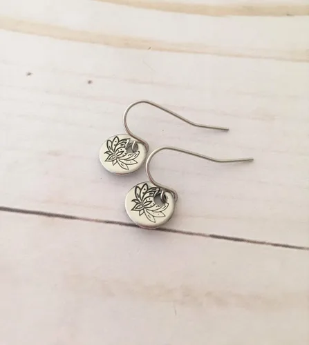 Vista 3 de Silver Stamped Lotus Flower Dangle Earrings
