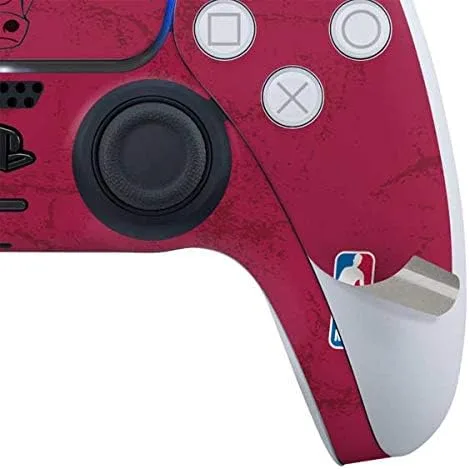 Vista 4 de Skinit Calcomanía para juegos compatible con PS5 y compatible con PS5 Digital Edition DualSense Controller Producto oficial de la NBA Chicago Bulls