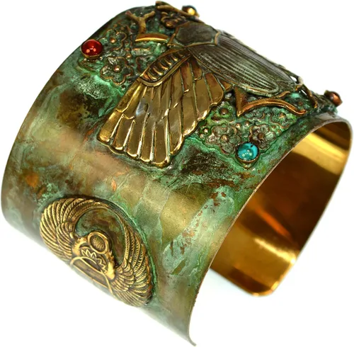 Vista 2 de Elaine Coyne Collectible Artwear Patina Brass - Pulsera ancha con diseño de escarabajo egipcio, cornalina, ónix azul marino, turquesa, Latón