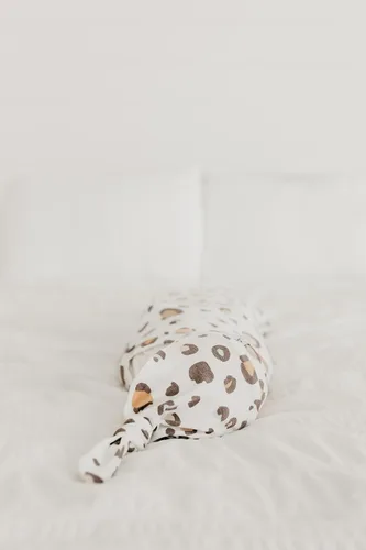 Vista 44 de Copper Pearl Gorro de bebé con nudo superior elástico suave Millie