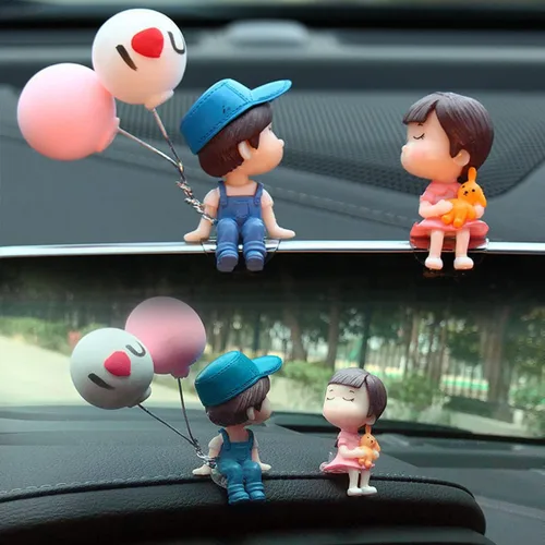 Vista 2 de Lindo adorno de coche con diseño de pareja de caricaturas, decoración de tablero de automóvil, figuras de pareja besando, adornos de globos (A)