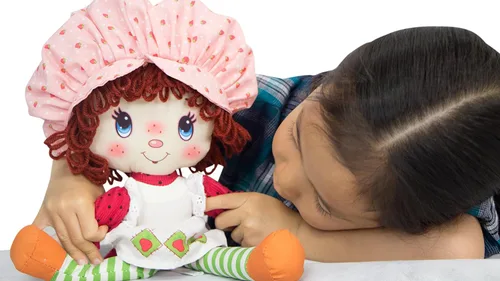 Vista 5 de Strawberry Shortcake Retro Classic - Muñeca suave, para niños de 3 años en adelante, los estilos pueden variar