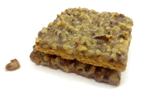 Vista 6 de Eileen's Pralines Paquete de 3 barras de praliné, caja de regalo azul variada.