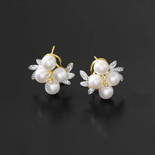 Vista 4 de Ross-Simons Pendientes de perlas cultivadas de 5,5 a 0.236in con detalles de diamante en oro amarillo de 14 quilates