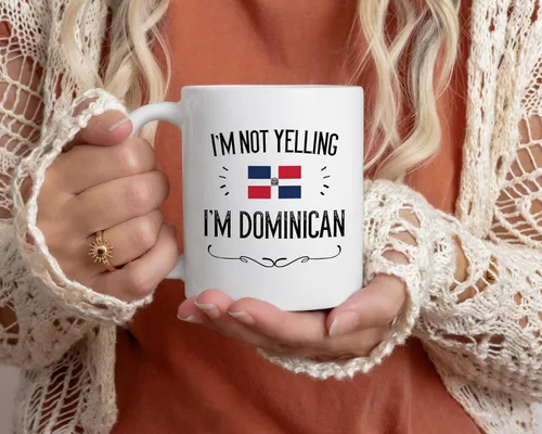 Vista 2 de Casitika Divertidos regalos de República Dominicana. Taza de café de cerámica de 11 onzas con texto en inglés "I'm Not Yelling I'm Dominican". Tazas