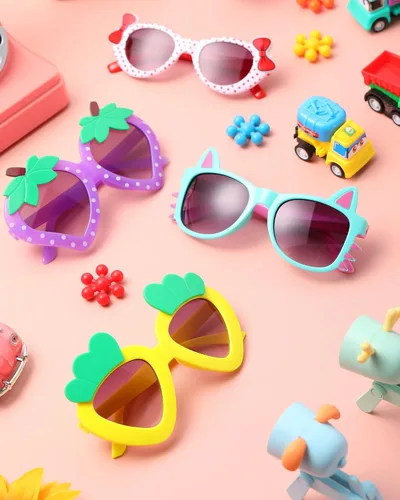 Vista 6 de Weewooday 12 pares de lentes de sol para niños, diseño de fresa, gato, flor, corazón, para fiesta, caricatura, para niños