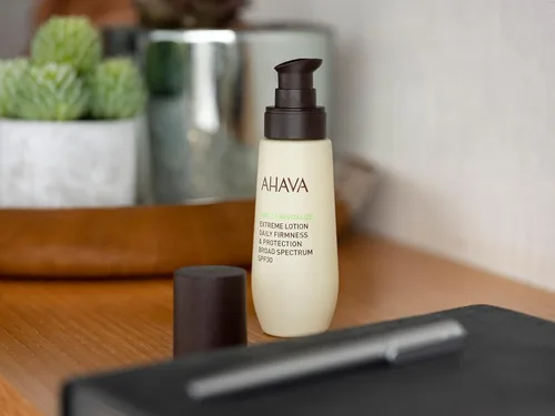 Vista 3 de AHAVA Extreme Lotion Daily Firmness & Protection, Broad Spectrum SPF30, ligera, hidratante, hidratación durante todo el día y protección UVA/B