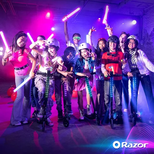 Vista 9 de Razor Sonic Glow Scooter eléctrico negro con luces LED y altavoz inalámbrico Bluetooth