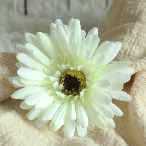 Vista 4 de 20 cabezas de margaritas artificiales, cabeza de flor de crisanto, gerbera para sombrero, pastel, decoración del hogar, coronas de pared de flores