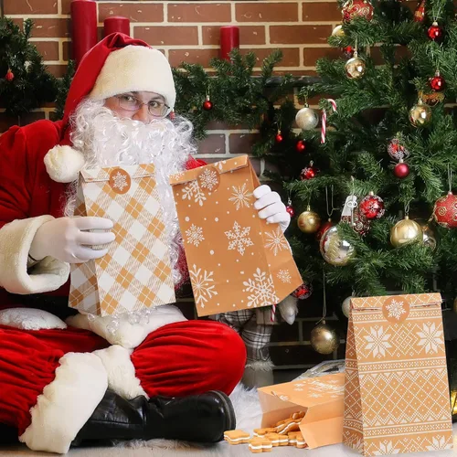 Vista 5 de Containlol Paquete de 24 Bolsas de Regalo de Navidad Copo de Nieve Kraft Bolsas de Envoltura Goodie Bolsas de Favores de Fiesta de Navidad Bolsa
