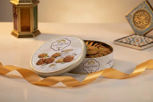 Vista 7 de Zaitoune Galletas Barazek - 8.82 oz Lujosas galletas crujientes de sésamo y pistacho hechas a mano en Turquía Hermosa lata de regalo
