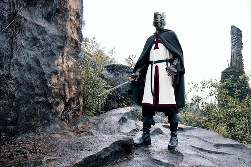 Vista 5 de Ryannology Disfraz de cruzado medieval para hombre, templario, renacentista, caballero guerrero, túnica retro para Halloween, cosplay, top con cruz