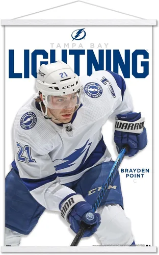 Vista 7 de Trends International NHL Tampa Bay Lightning - Póster de pared Brayden Point Feature Series 23 con marco magnético Juego de perchas de madera