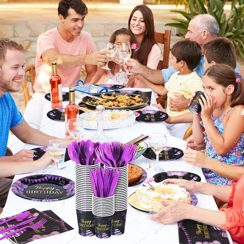 Vista 6 de Juego de vajilla de 168 piezas de suministros para fiesta de cumpleaños morados y negros, platos, cuchillos, tenedores, cucharas, tazas