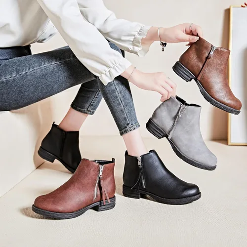Vista 6 de Ataiwee Botines para mujer, con cremallera lateral clásica, cómodas y gruesas botas de tacón de bloque.