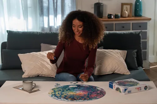 Vista 4 de Ravensburger Circle of Colors: Flowers - Rompecabezas redondo de madera de 500 piezas para adultos y niños, diseño único de piezas, vibrante y sin
