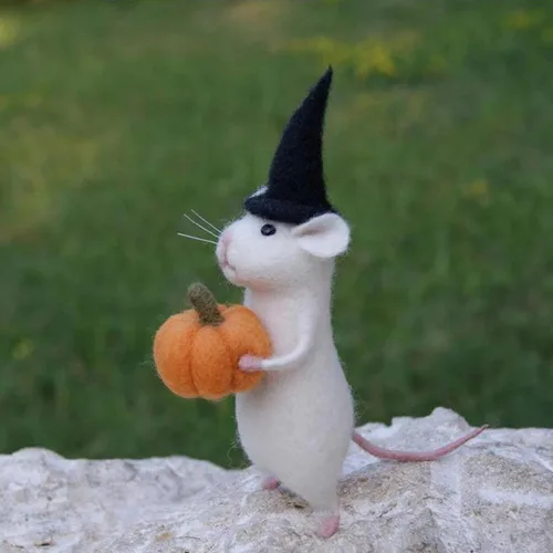 Vista 4 de DABATO Ratón de Halloween con una calabaza, adorno de ratón navideño de fieltro de lana hecho a mano, con aguja, calabaza, animales, decoración