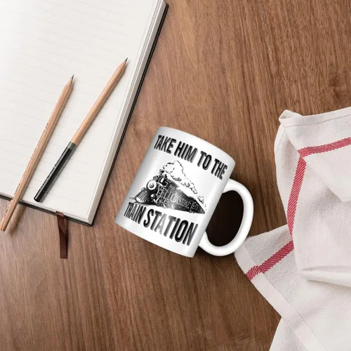 Vista 5 de Taza de café con texto en inglés "Take Him To The Train Station", regalo de cumpleaños, Navidad, 11 onzas