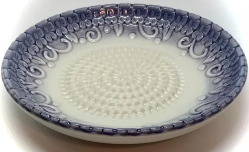 Vista 3 de BonCera, Juego de 4 platos de rallador de ajo de cerámica de alta calidad todo en uno - Diseño y estilo en relieve púrpura - Para ajo, jengibre