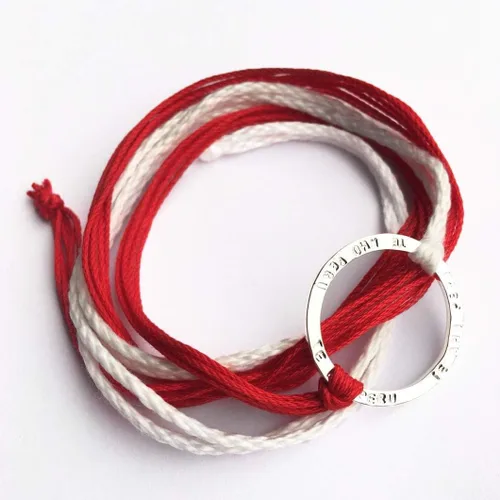 Vista 3 de TE AMO PERU - Pulsera estampada con círculo abierto de infinito, plata de ley 925 reversible, hilo de algodón Pima ajustable rojo y blanco