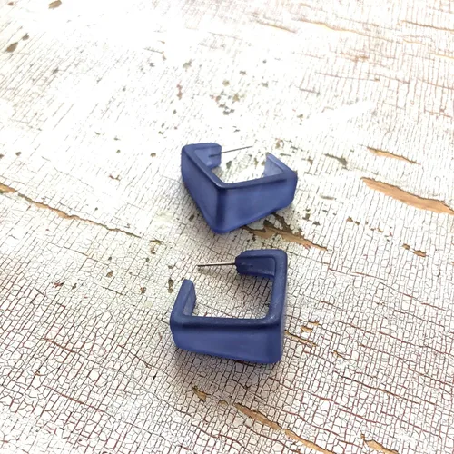 Vista 6 de Pendientes de aro cuadrados geométricos de Lucite esmerilado azul mezclilla