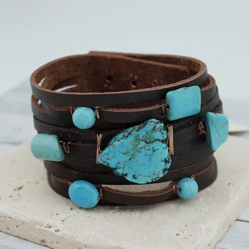 Vista 2 de Pulsera de cuero turquesa con piedra semipreciosa con cierre de botón