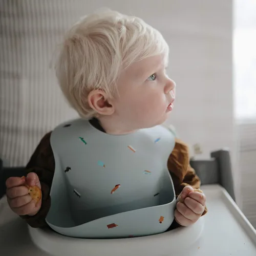 Vista 78 de Mushie - Babero de silicona para bebé, ajustable y resistente al agua (abejas) De 4 a 24 meses, lavable a máquina, correa ajustable
