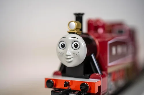 Vista 3 de Thomas & Friends - Rosie con ojos en movimiento - Rojo - Escala HO