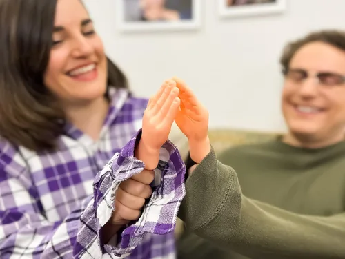 Vista 5 de DR DINGUS Tiny Hands - Juego de desafío con 2 pares de manos, 120 desafíos, pequeña marioneta pequeña y pequeña, haz reír a cualquiera, hilaridad