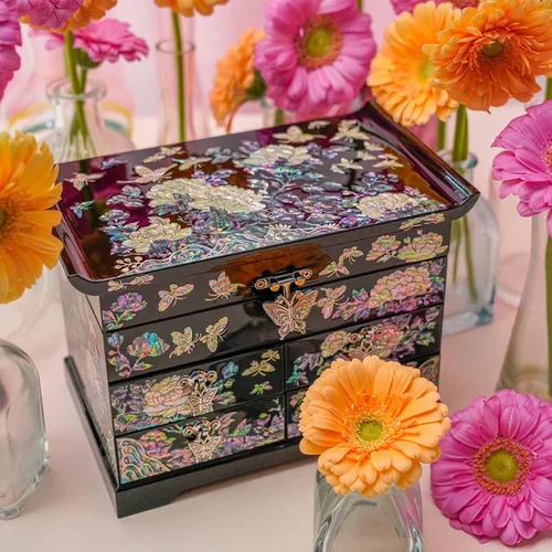 Vista 5 de Caja de Joyería February Mountain con Incrustación de Nácar - Diseño Tradicional de Flores y Mariposas Elegante para Ella