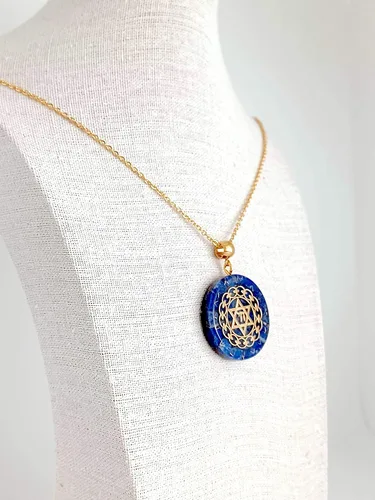 Vista 7 de Collar con colgante de energía de orgón con estrella de David Chai de acero dorado y auténticas piedras de lapislázuli. Fabricado en Estados Unidos