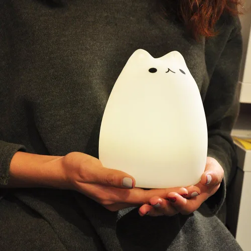Vista 4 de WoneNice Linda luz nocturna de gatito, bonita lámpara de silicona recargable con blanco cálido y modos de respiración de 7 colores, control
