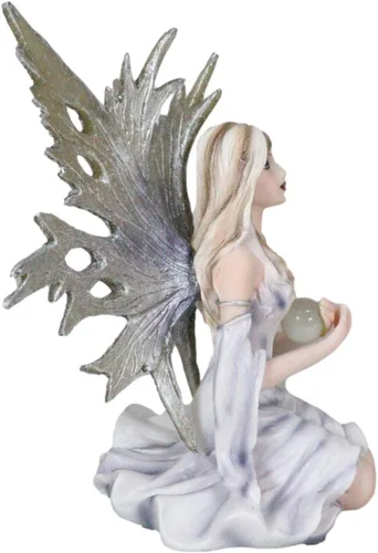 Vista 4 de Ebros Gift Estatuilla de bola de cristal con diseño de copos de escarcha arrodillada, oráculo de las estrellas, diseño de hadas de invierno