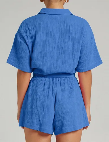 Vista 4 de Rousytn Conjunto de 2 piezas para mujer, conjunto de ropa deportiva de algodón y lino, conjunto a juego de camisa y pantalones cortos con botones