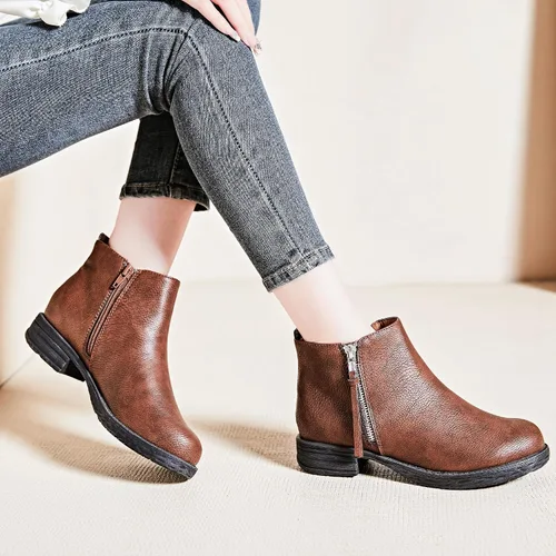 Vista 5 de Ataiwee Botines para mujer, con cremallera lateral clásica, cómodas y gruesas botas de tacón de bloque.