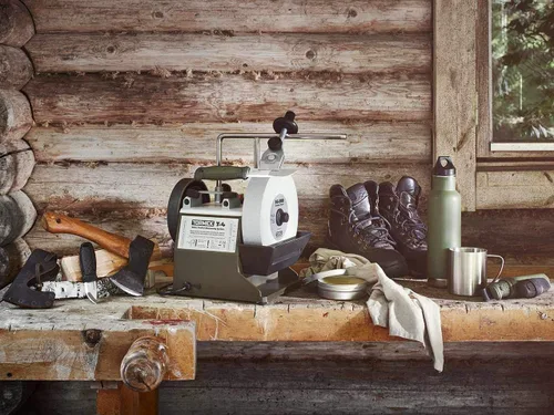 Vista 2 de Tormek T-4 Bushcraft – Sistema de afilado enfriado por agua para uso de caza y al aire libre – Afilador de cuchillos y hachas – Versión para EE. UU.