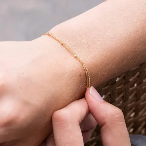 Vista 2 de Pulsera de cadena de oro de 18 quilates con perlas pequeñas de la suerte de ojo malvado turquesa conjunto de pulseras minimalistas apilables